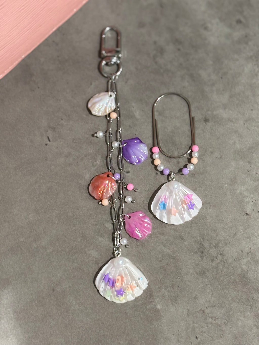 Set of 2 Seashells charms (Multicolor)