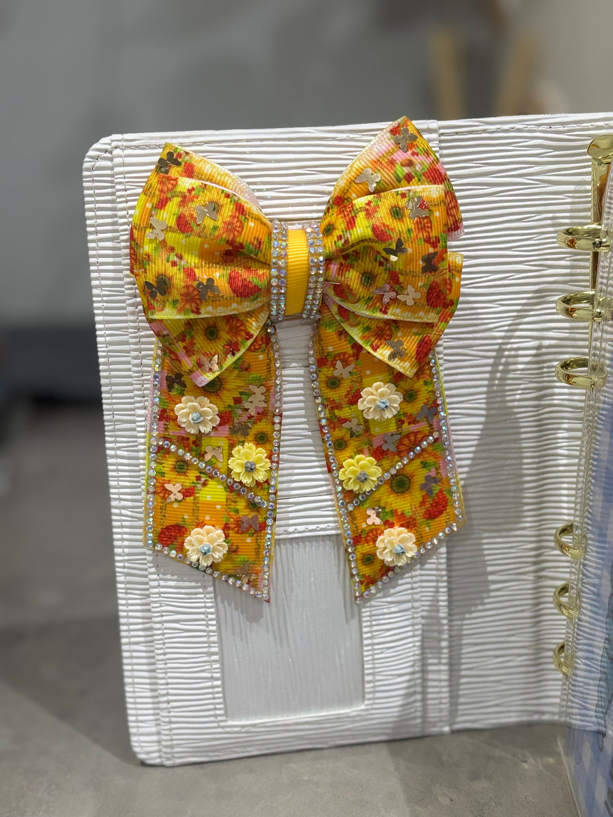 Sunflower binder bow clip